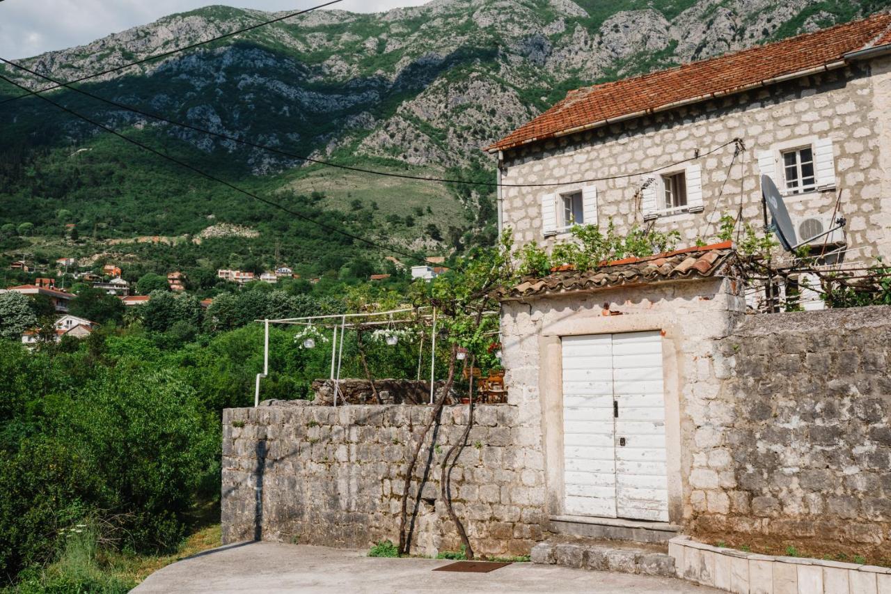 Вилла White Shutters House Рисан Экстерьер фото